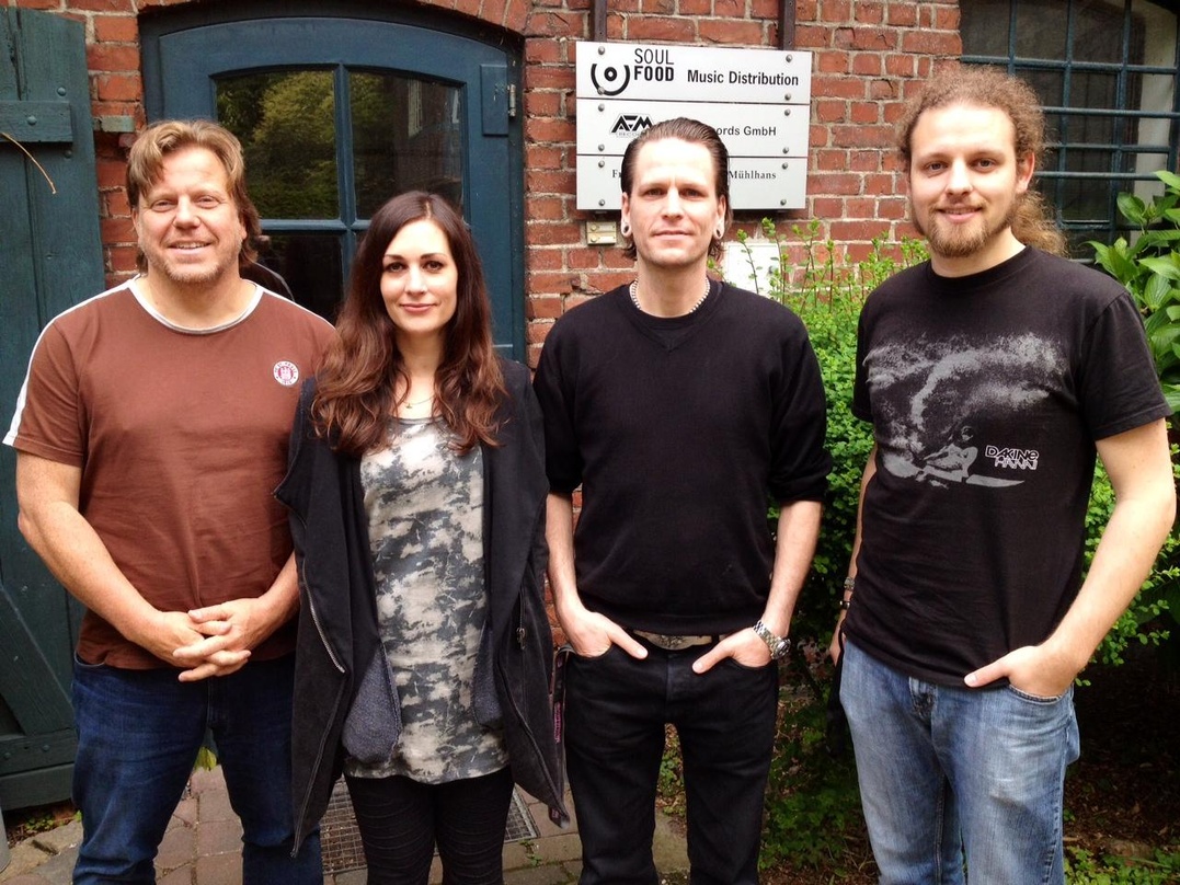 Besiegelten die Partnerschaft (von links): Jochen Richert, Anna Walter (beide AFM), Flo von Schwarz (Pyogenesis) und Lukas Weiß (AFM)
