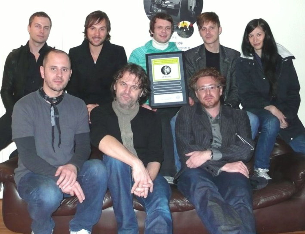 Bei der Award-Übergabe: Beatport-Labelmanagerin Noura Labbani ehrt das Get-Physical-Team um Tim Dobrovolny (vorn, r.)