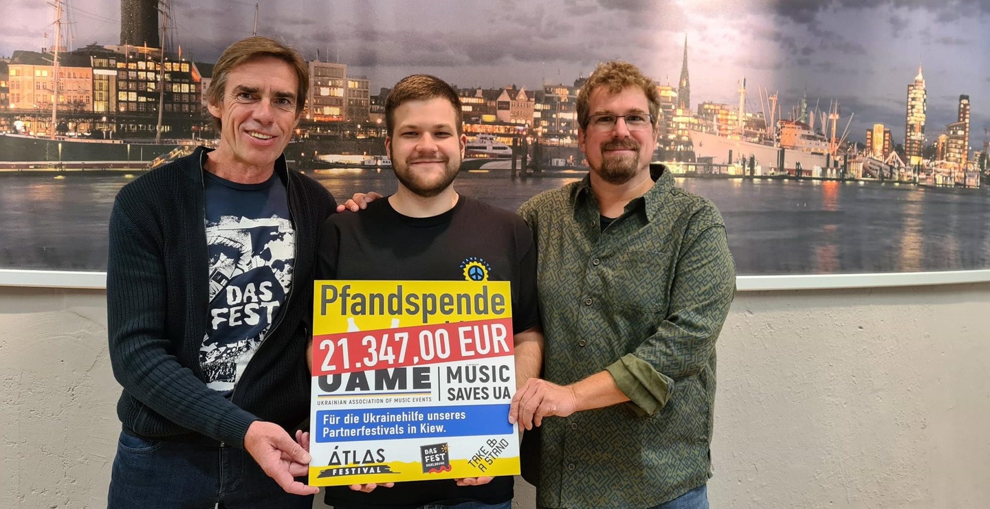 Bei der Spendenübergabe (von links): Markus Wiersch (Das Fest), Vladyslav Yaremchuk (Atlas Festival) und Holger Jan Schmidt (Das Fest, Yourope)