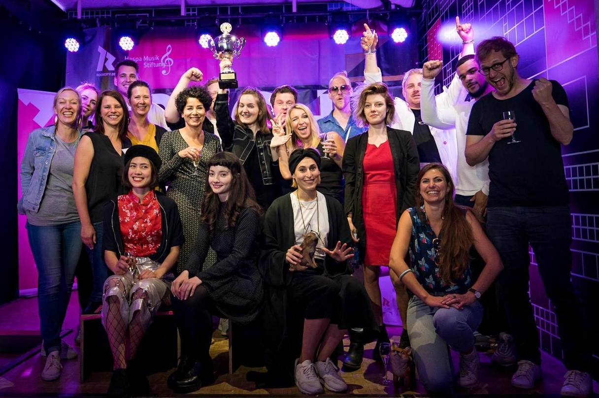 Bei Krach + Getöse 2018: die Preisträger zusammen mit der Jury in Hamburg