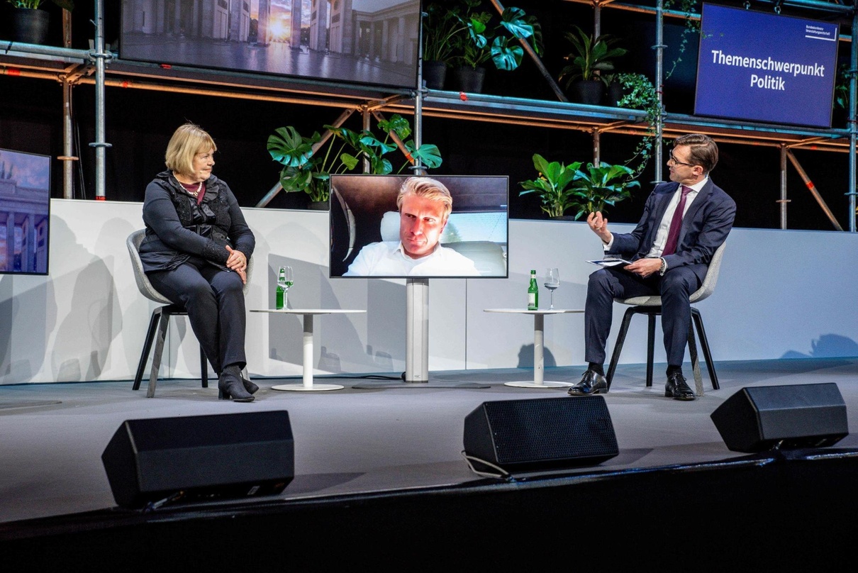 Diskutierten 2021 bei der ersten Bundeskonferenz Veranstaltungswirtschaft (von links): Bettina Hagedorn (SPD), Thomas Bareiß (CDU; per Bildschirm zugeschaltet) und Moderator Georg Ehrmann