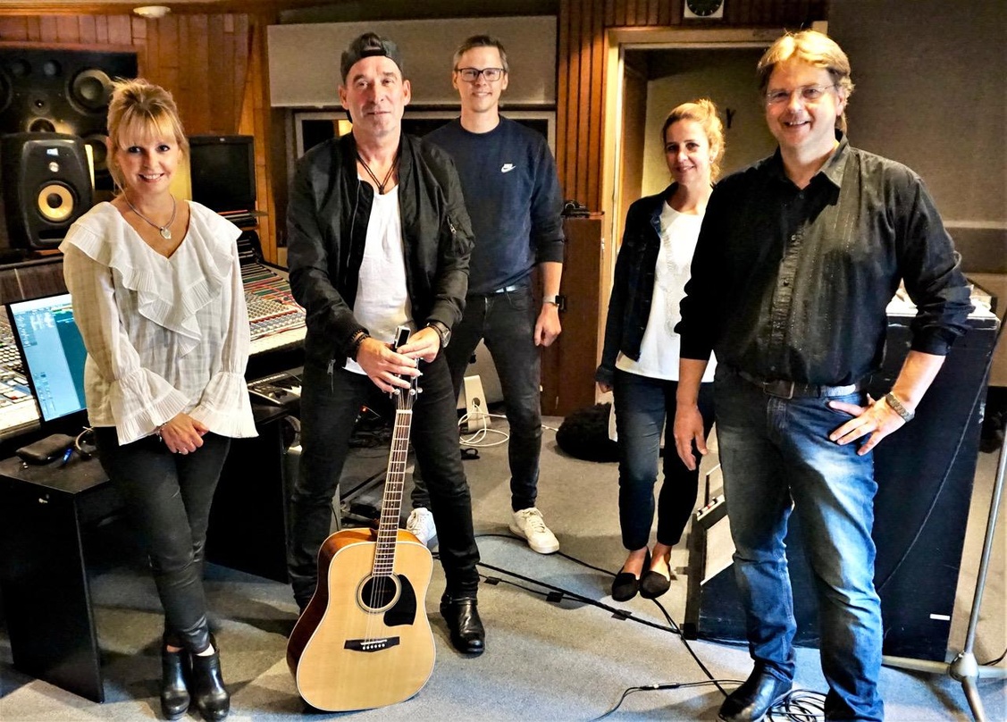 Trafen sich in den Berliner Hansa-Studios (von links): Kirsten Meisel (Geschäftsführerin Lucile-Meisel), Tom Marquardt, Chris Gronau (A&R Lucile Meisel und Telamo), Ina Wiens ( Copyright M...