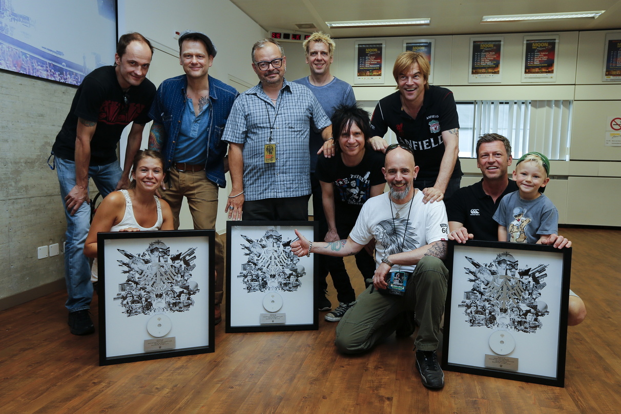 Trafen sich in Locarno: Michael "Breiti" Breitkopf (Die Toten Hosen), Denise Vogel (Schweizer Promoterin der Toten Hosen), Andreas "Kuddel" von Holst (Die Toten Hosen), Stefan Matthey (Sta...