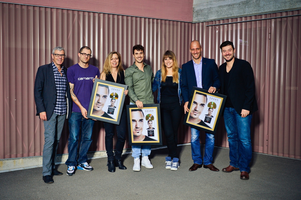 In Goldlaune: Seven, sein Manager und das Schweizer Team von Sony Music