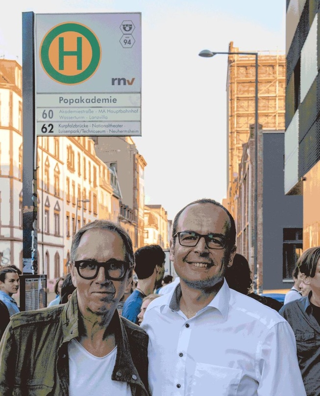 Weihten die neue Bushaltestelle ein (von links): Udo Dahmen (künstlerischer Direktor und Geschäftsführer Popakademie) und Christian Volz (Kaufmännischer Geschäftsführer rnv GmbH)