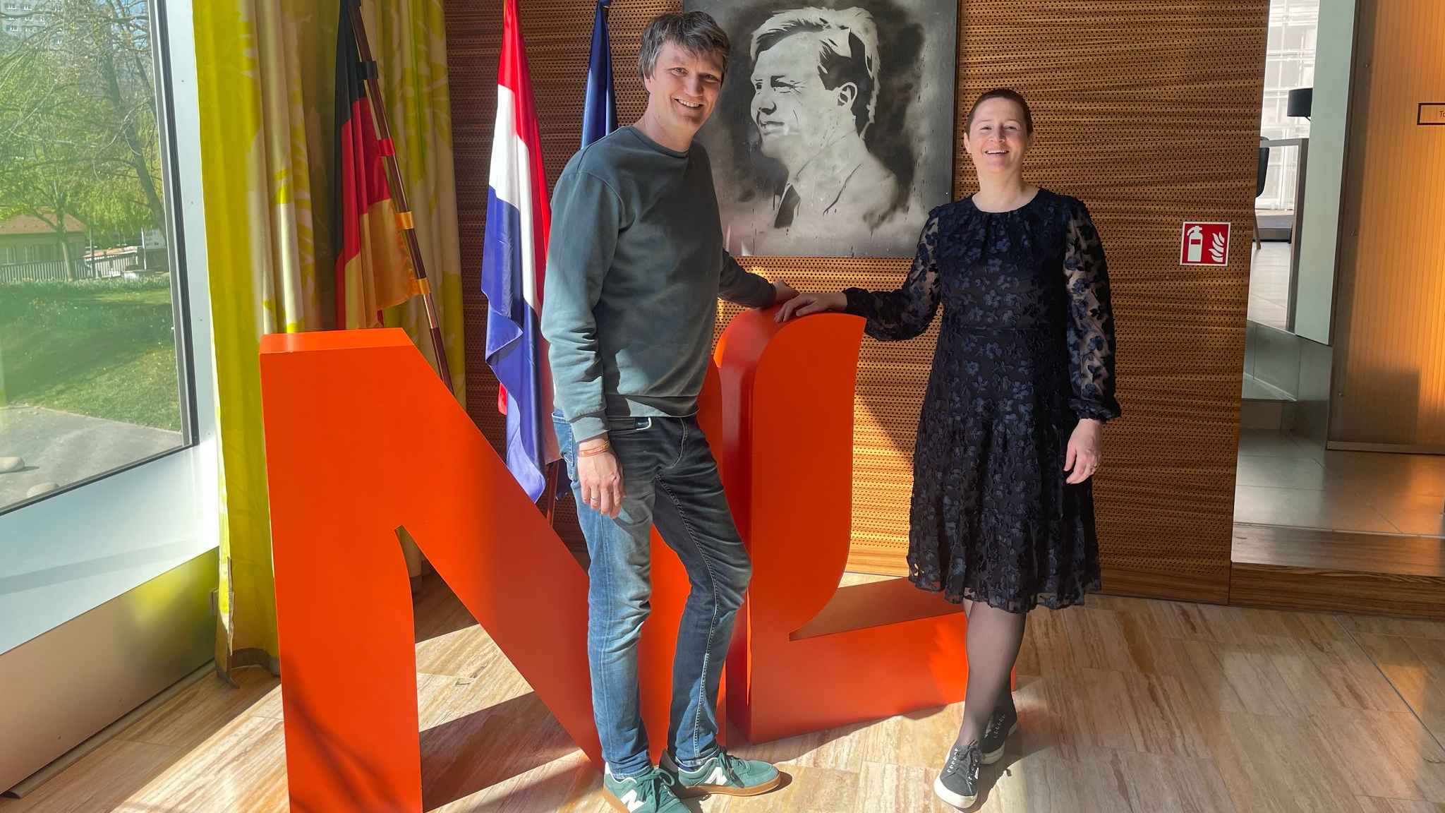 Besiegelten jüngst die Partnerschaft zwischen Future of Festivals und den Niederlanden: Robert Stolt (FoF) und Eva Vergles, Senior Policy Officer der Niederländischen Botschaft.