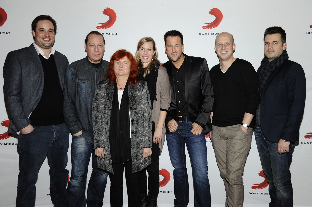 Bei der Vertragsunterzeichnung (von links): Alexander Dimitrov (Head Of Promotion Ariola), Holger Spille (Leitung Presse-Promotion Ariola), Elisabeth Angerer (Senior Director Head Of A&R A...