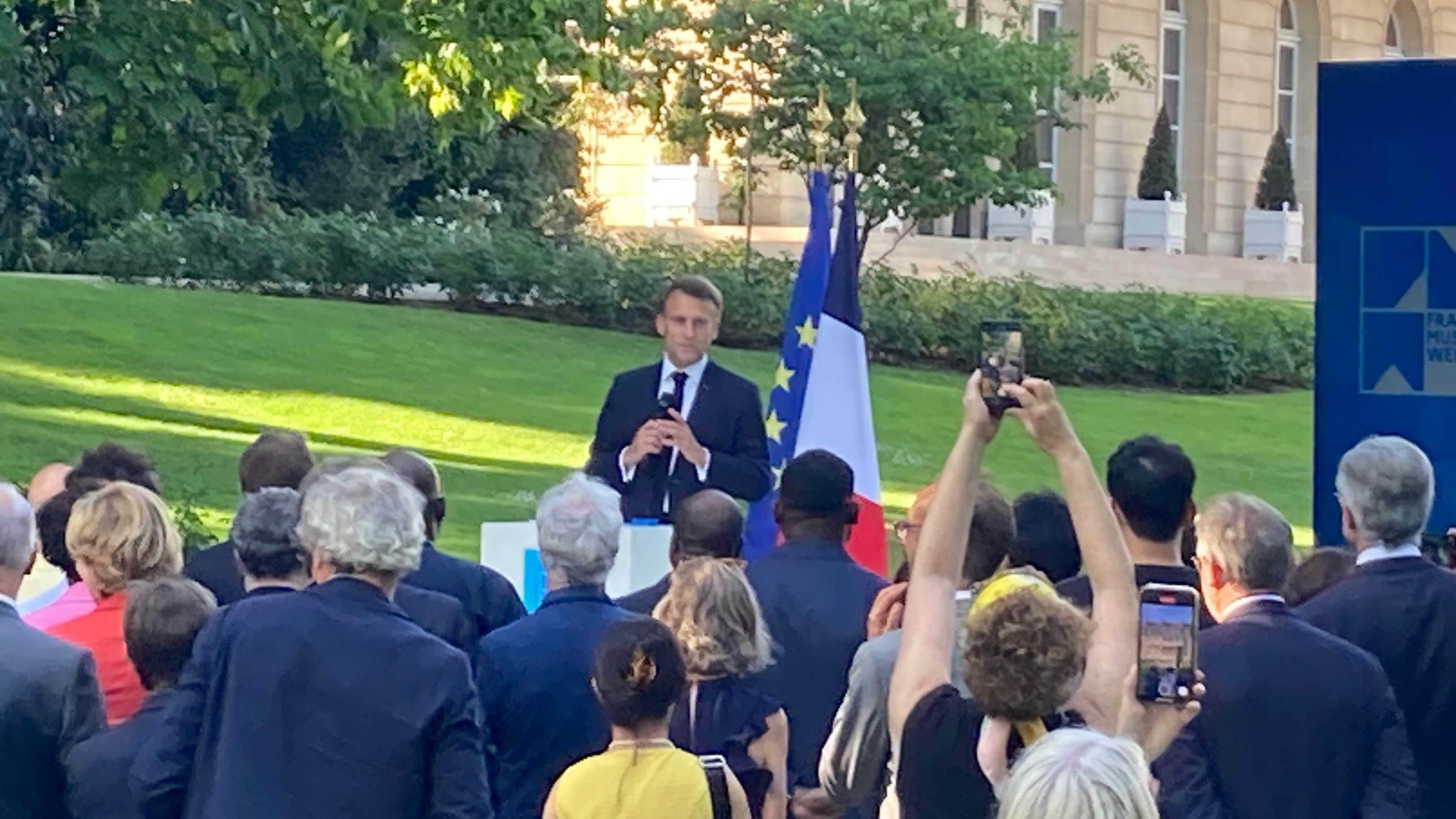Lud zum Abschluss des Branchengipfels der ersten France Music Week bei strahlendem Sonnenschein in den Garten des Elysee-Palasts: Frankreichs Staatspräsident Emmanuel Macron.