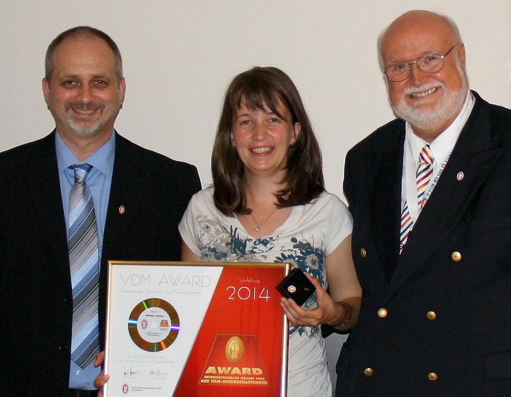 Bei der Überreichung des VDM-Ehrenawards: Udo Starkens (links, VDM), Melanie Jansen (GEMA) und Klaus Quirini (VDM)