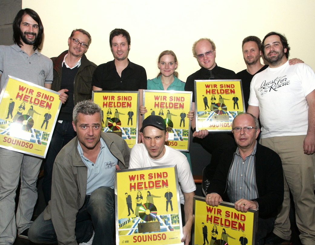 Feierten in Köln Gold: Wir sind Helden mit ihrem Team||Über Gold freuen sich (hinten, v.l.n.r.): Pola Roy (Wir sind Helden), Dirk Baur (General Manager Vigin/Labels/Mute), Mark Tavassol, J...