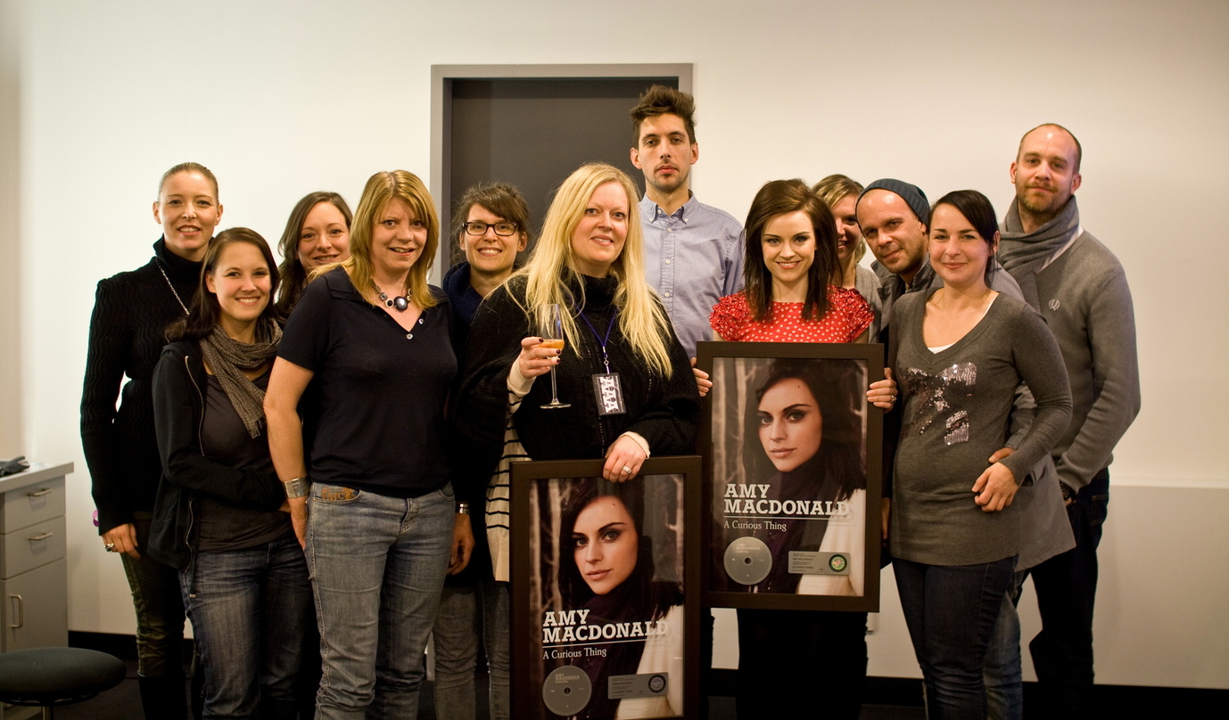 Freuten sich über Edelmetall: Universal und Amy Macdonald||Bei der Verleihung (vorn, v.l.n.r.): Jessica Kupny (Assistant to Senior Director Promotion & Manager Promotion Coordination UID),...