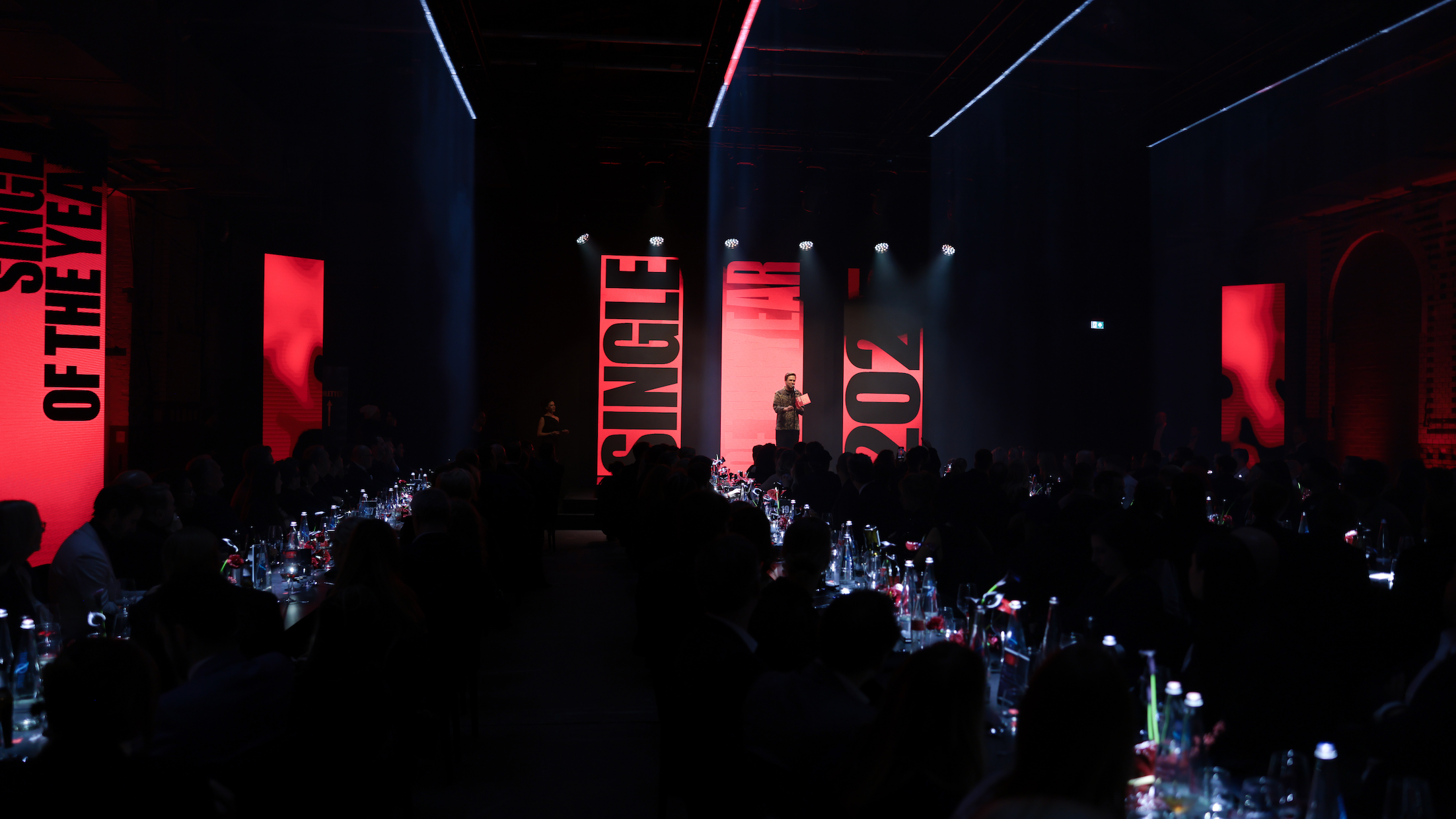 Bei der Premiere der Artist Celebration Night: Benedikt "Oimara" Hafner mit der Auszeichnung für die erfolgreichste Single des Jahres.