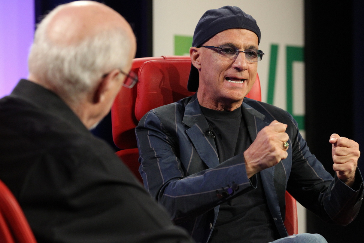 Baut bei Beats auf redaktionelle Betreuung: Jimmy Iovine (hinten), hier bei der "D: Dive Into Media"-Konferenz im Gespräch mit Walt Mossberg