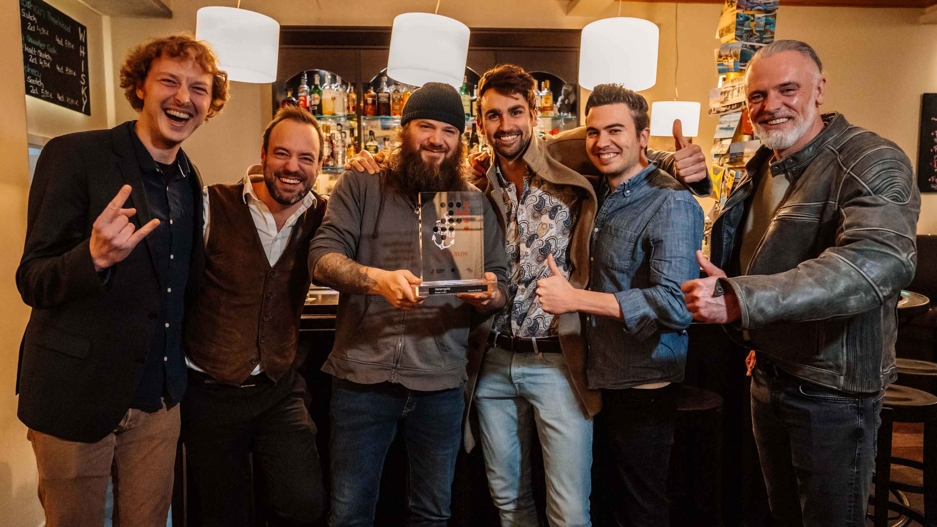 Posieren stolz mit ihrem zweiten Nummer-eins-Award: Versengold.
