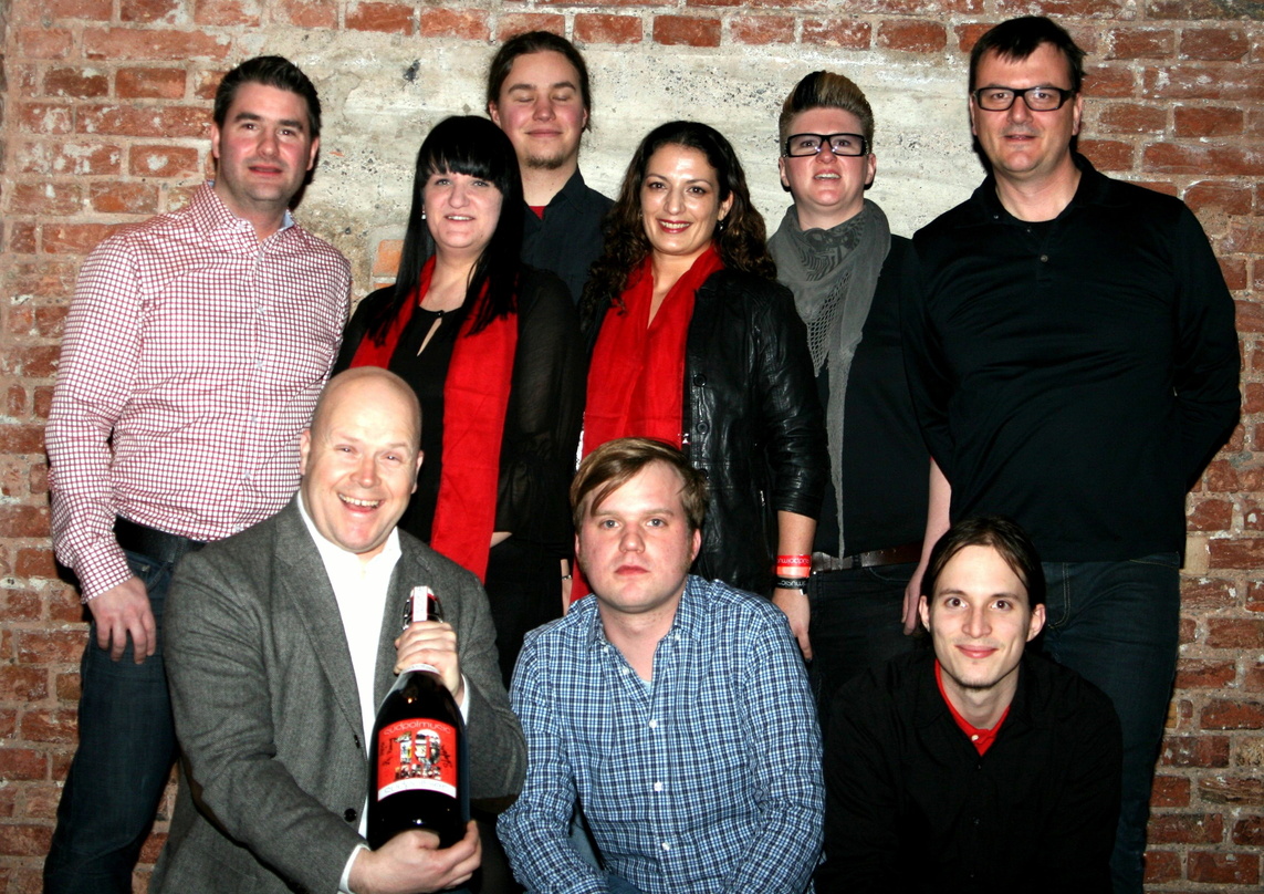 Hatten allen Grund zum Feiern: das südpol-Team mit (hinten, v.l.n.r.): Patrick Oginski, Silke Ofiera, Christoph Rollny, Nina Unverdorben, Danijela Kufner und Holger Vogt sowie (vorn, v.l.n...