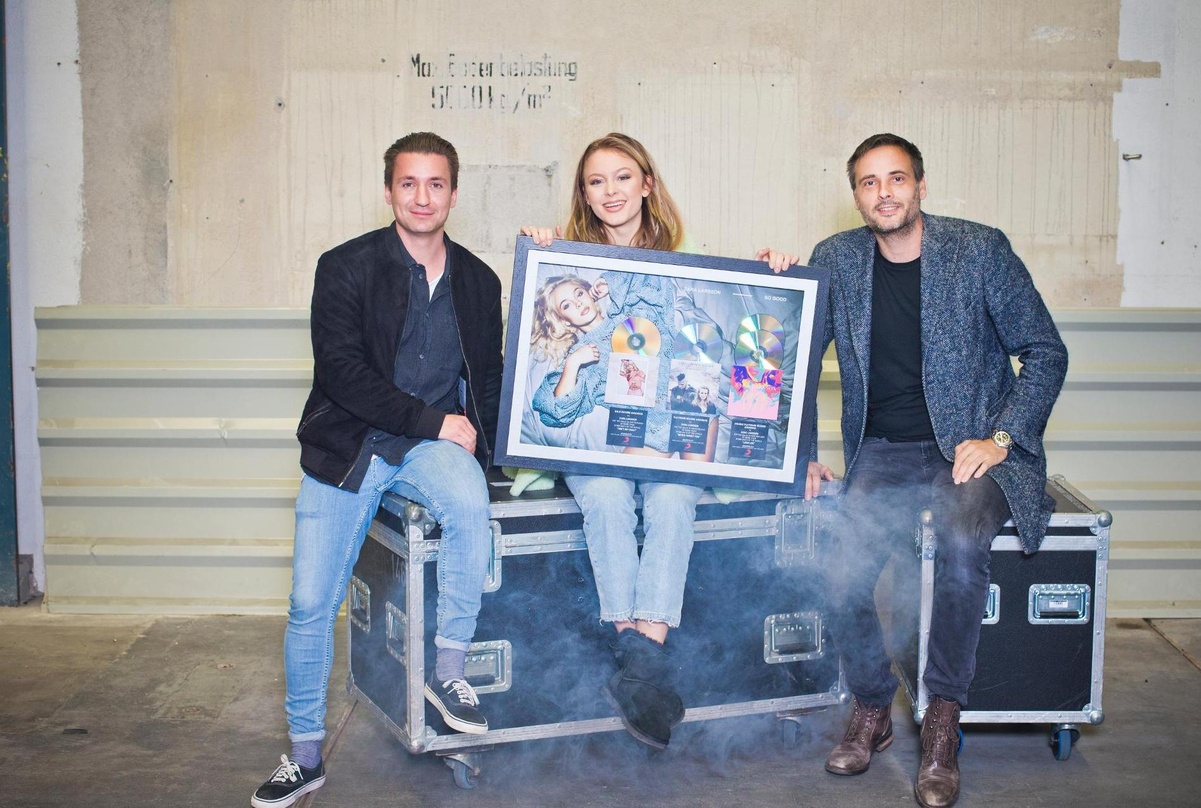 Bei der Award-Verleihung in Zürich (von links): Lukas Ziegler (Promotion Manager Sony Music Switzerland), Zara Larsson und Beat Milter (Senior Product Manager Sony Music Switzerland)