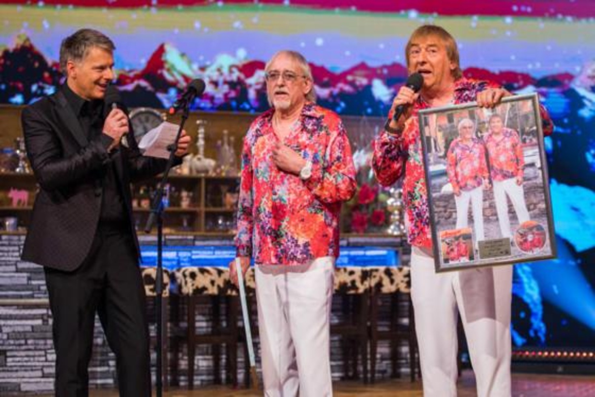 Bei der Goldübergabe in Graz (von links): Moderator Jörg Pilawa und die Amigos Karl-Heinz Ulrich und Bernd Ulrich