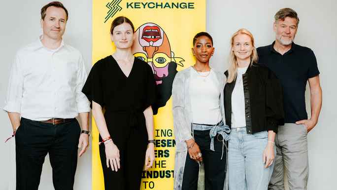 Sprachen bei der Pressekonferenz (von links): Rolf Kullen (Senior Director Marktforschungsinstitut Kantar), Lea Karwoth (Senior Projektmanagerin Keychange), ShaNon Bobinger (Moderation), A...