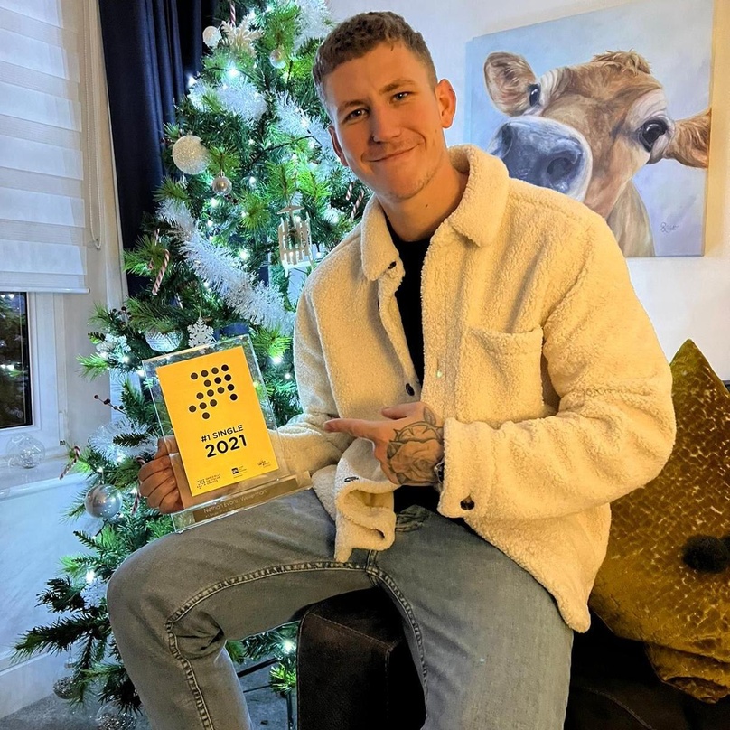 Mit dem "Nummer 1 Jahres-Award" von GfK Entertainment: Nathan Evans, der Gewinner bei den Singles