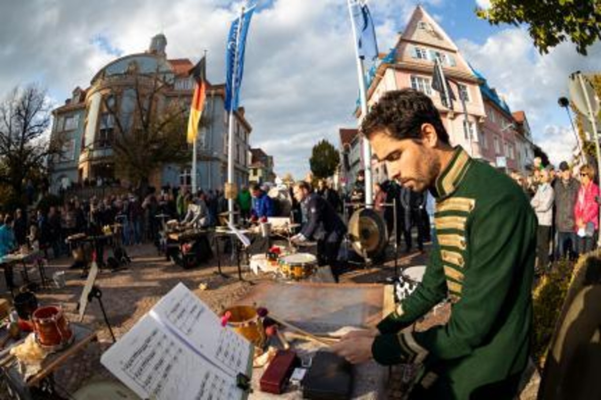 Ein Highlight der Donaueschinger Musiktage 2021: die Aufführung der Landschaftskomposition "Donau_Rauschen" von Daniel Ott und Enrico Stolzenburg auf dem Rathausplatz