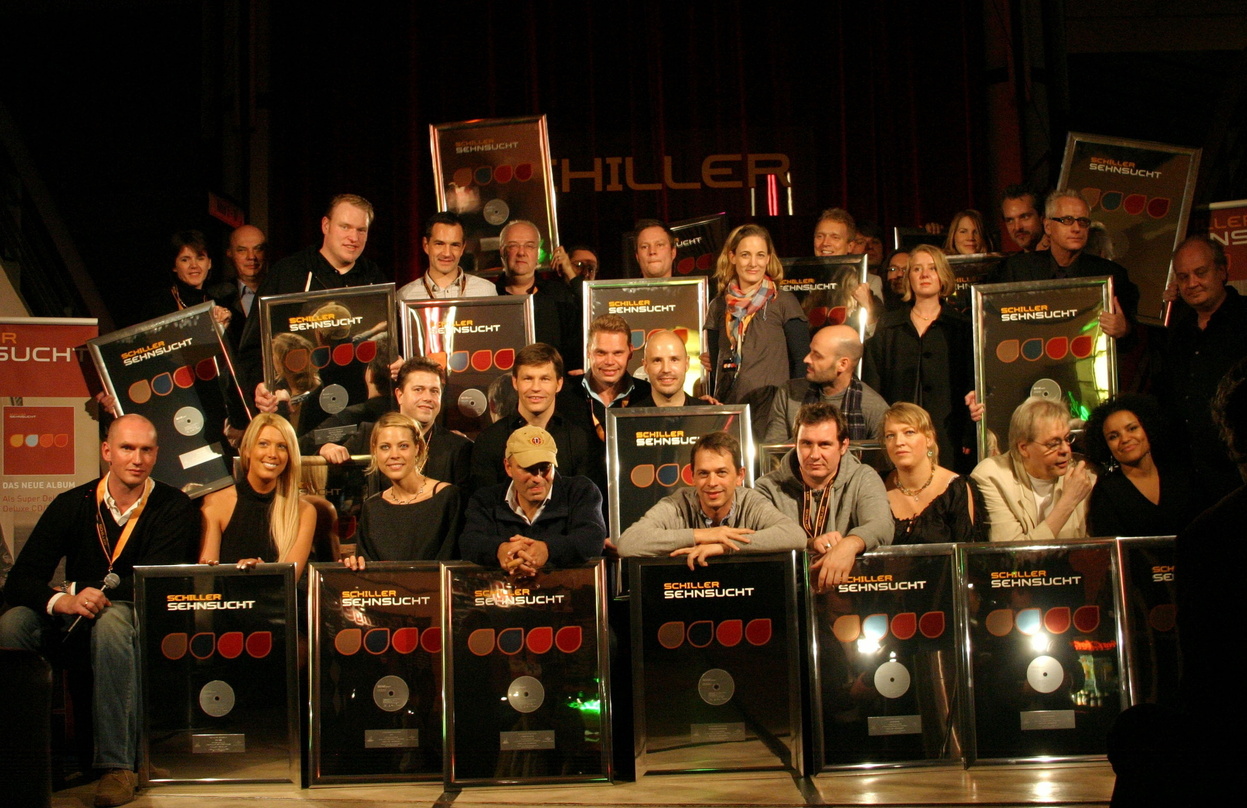 Trafen sich zur Platinverleihung im Kino: Schiller und sein Team||Nach der Filmvorführung versammelten sich: (hinten, v.l.n.r.): Monika Schulz (pool music & media), Mike Pyczak (pool music...
