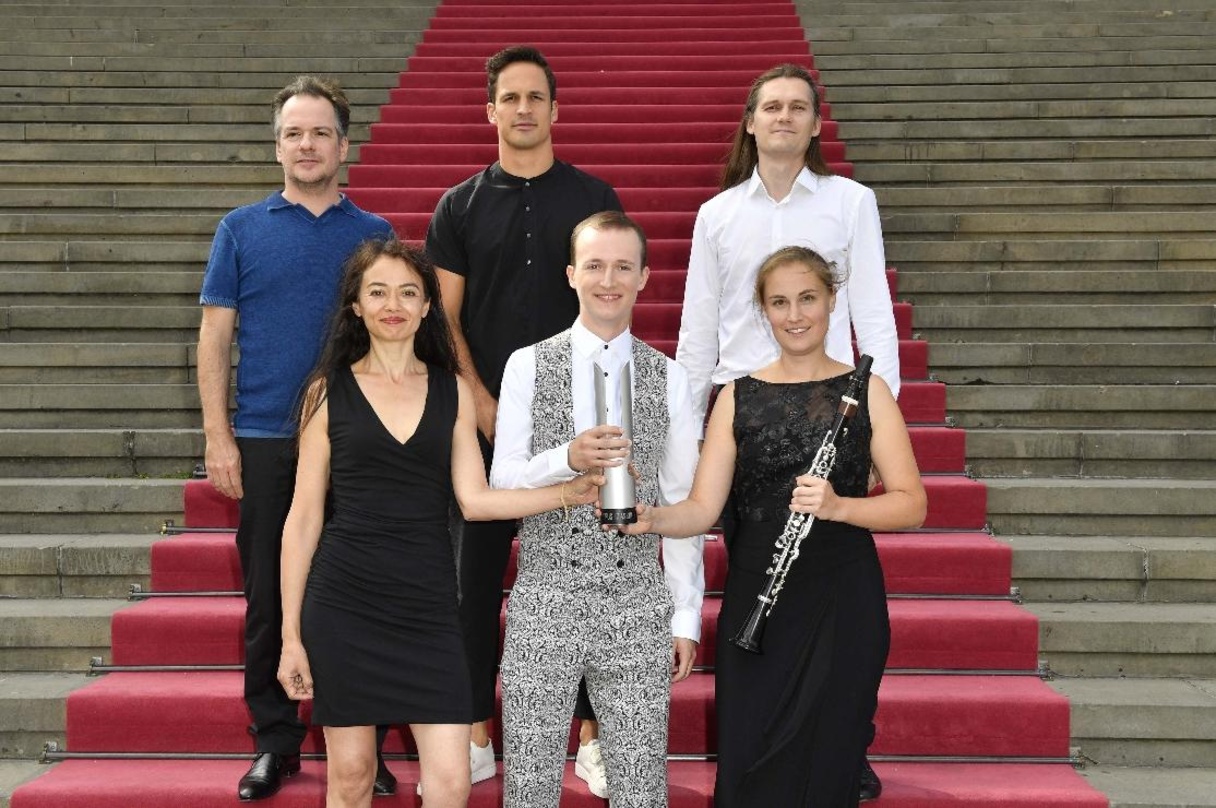 Mit dem Opus Klassik auf den Stufen vor dem Konzerthaus Berlin (hinten, von links): Emmanuel Pahud, Andreas Ottensamer und Benedikt Kristjánsson sowie (vorn, von links) Midori Seiler, Kons...