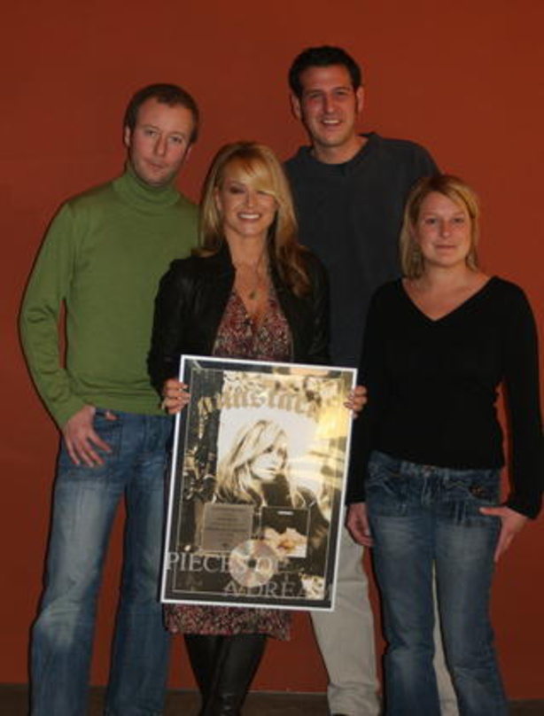 Freuten sich über Platin: Anastacia und ihr österreichisches Sony-BMG-Team
