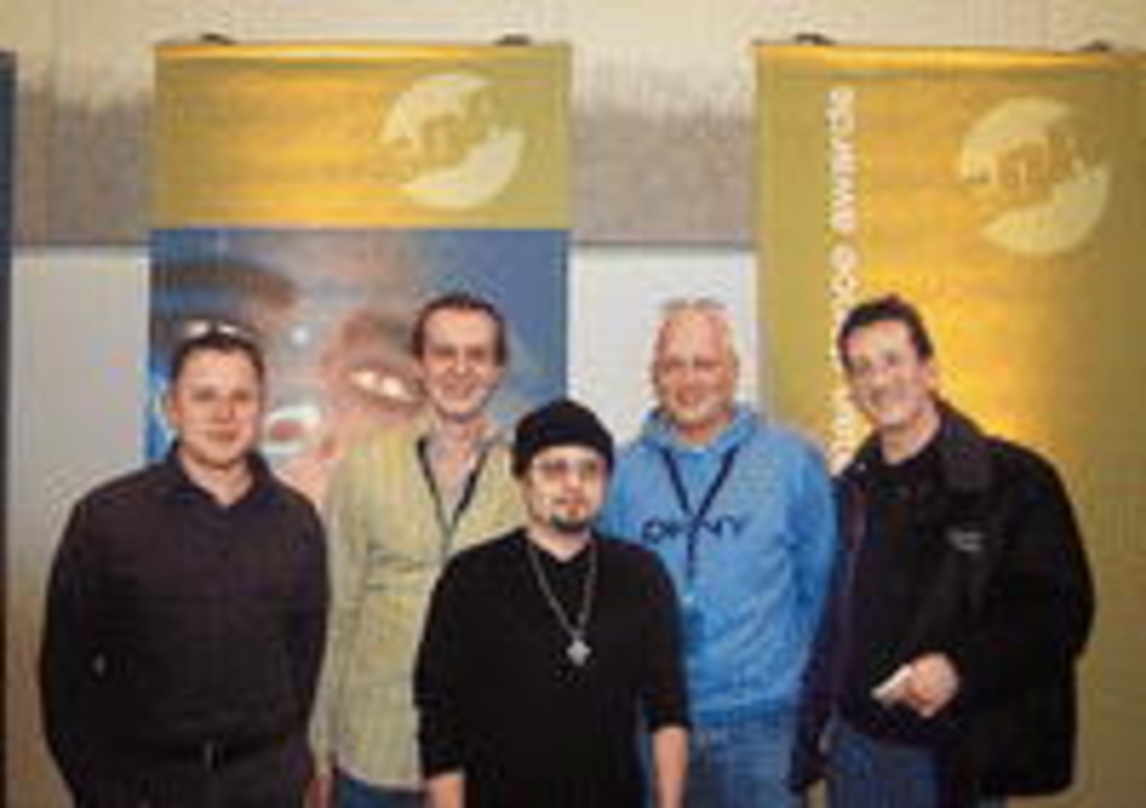 GDA-Team (v.l.n.r.): Armin Johnert (Vertriebsleiter DMD), Oliver Wegener, Gastredner Lil' Louie Vega, Moderator Tillmann Uhrmacher und Jens-Markus Wegener