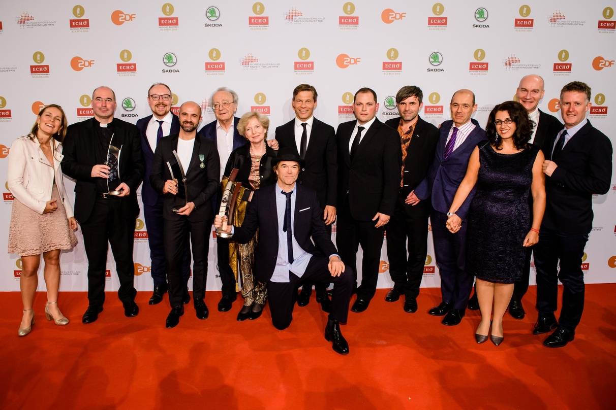 Universal Music beim Echo Klassik 2016 (von links): Ute Fesquet (Vice President Artist & Repertoire Deutsche Grammophon), Massimo Palombella (Chorleiter der Sixtinischen Kapelle), Clemens ...