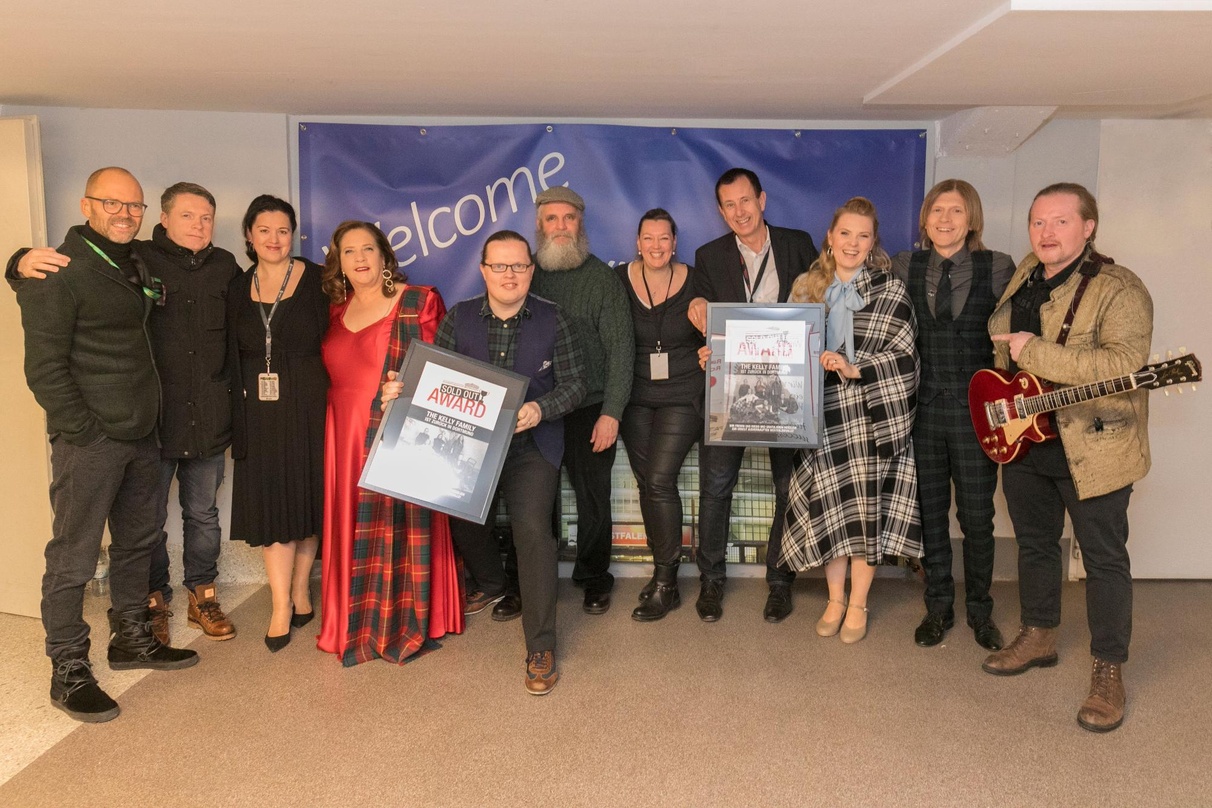 Bei der Verleihung in Dortmund (von links): Manager Boris Schade, Jimmy Kelly, Viviane Kube (Semmel Concerts), Kathy Kelly, Angelo Kelly, Paul Kelly, Gabi Staszak, Jochen Meschke (beide We...