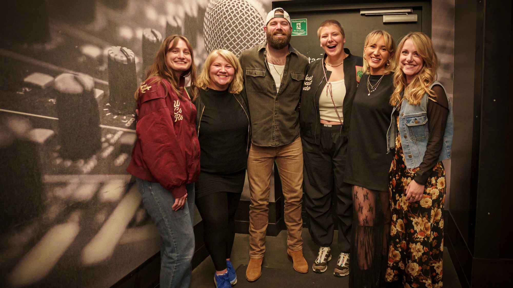 Beim C2C 2026 in Berlin (von links): Emilia Zeller (Co-Host C2C-Festival Semmel Concerts), Sina Hall (Director C2C-Festival Semmel Concerts), Jordan Davis, Gloria Frohberg (Host C2C-Festiv...