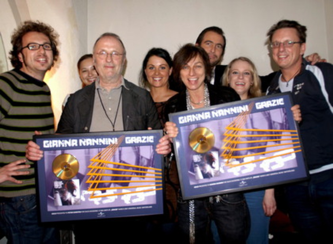 Alle Hände voll zu tun: das Universal-Team mit Gianna Nannini (4. v. r.) ...||Anlässlich des Konzerts am 28. März im Zürcher Kaufleuten trafen sich (v. l.) Raffaele Vigano (Universal Music...