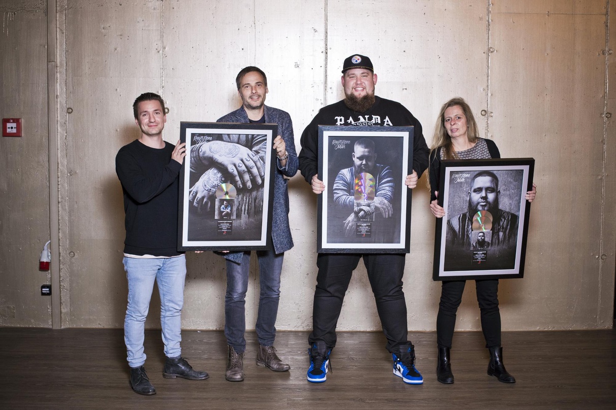 Zelebrierten mehrfaches Platin (von links): Lukas Ziegler (Promotion Manager, Sony Music Switzerland), Beat Milter (Senior Product Manager, Sony Music Switzerland), Rag'n'Bone Man und Juli...