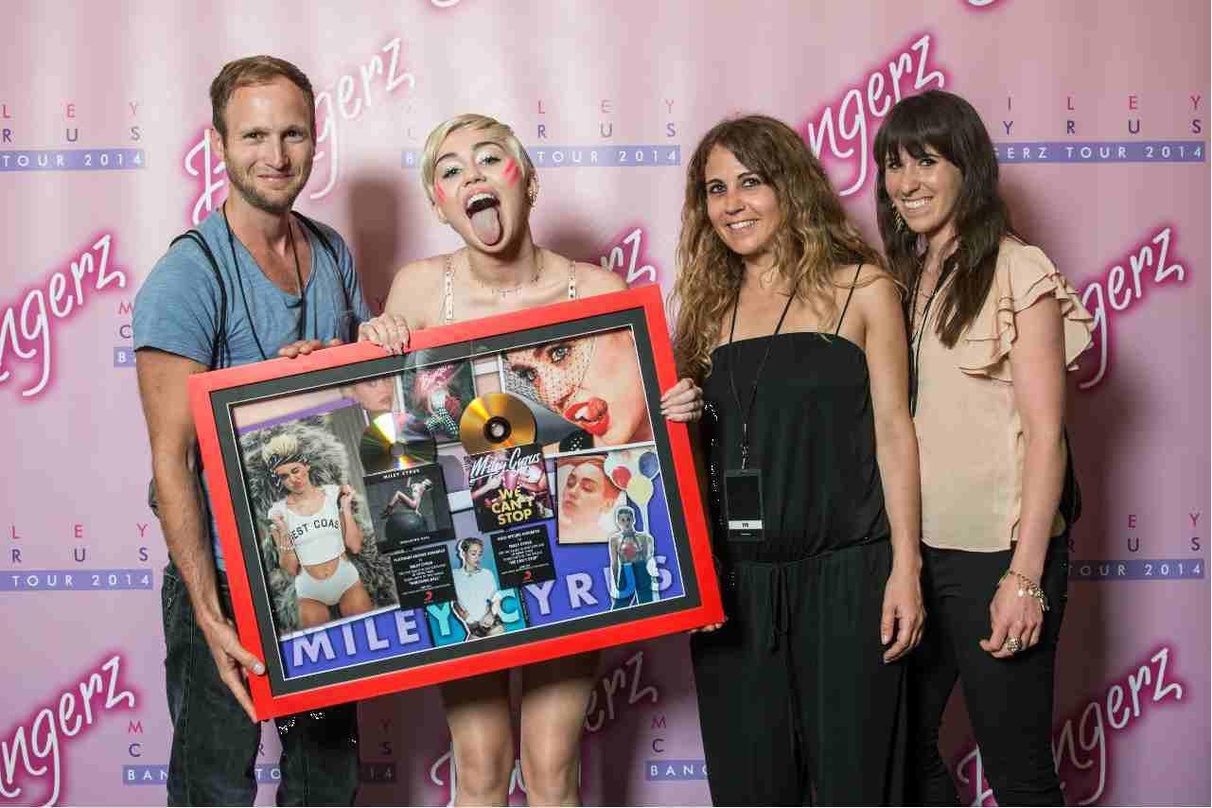 Trafen sich zur Verleihung (von links): Andreas Schaupp, Miley Cyrus, Anja Küng und Lorena Knobel
