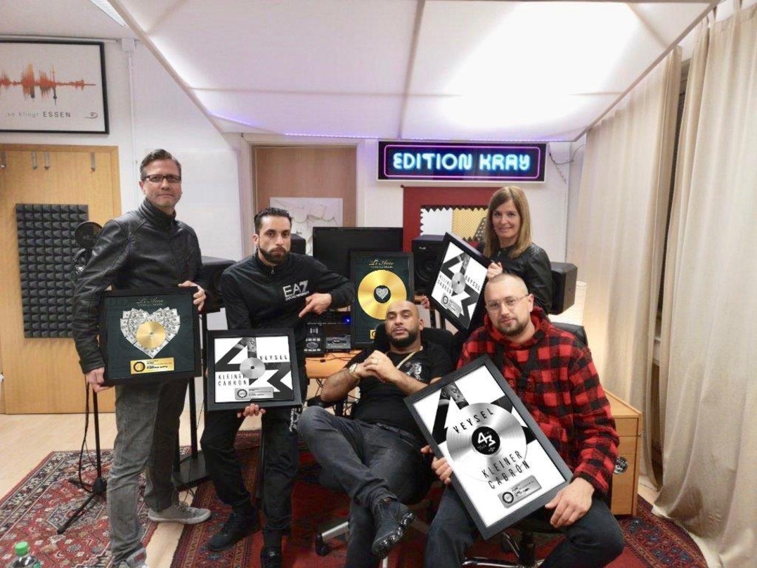 Erfreut über Edelmetall im Doppelpack (von links) Oliver Poche, Torro West, Veysel, Macloud und Bettina Wohlgefahrt
