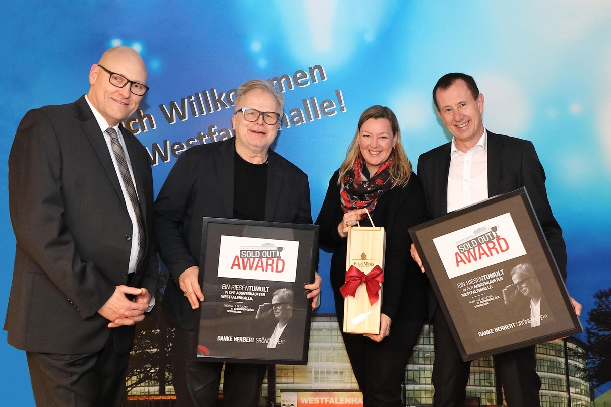 Bei der Verleihung (von links): Frank Weeke (Geschäftsführer Kongress Dortmund), Herbert Grönemeyer, Gabi Staszak (Projektleiterin Westfalenhalle) und Jochen Meschke (Geschäftsführer Westf...