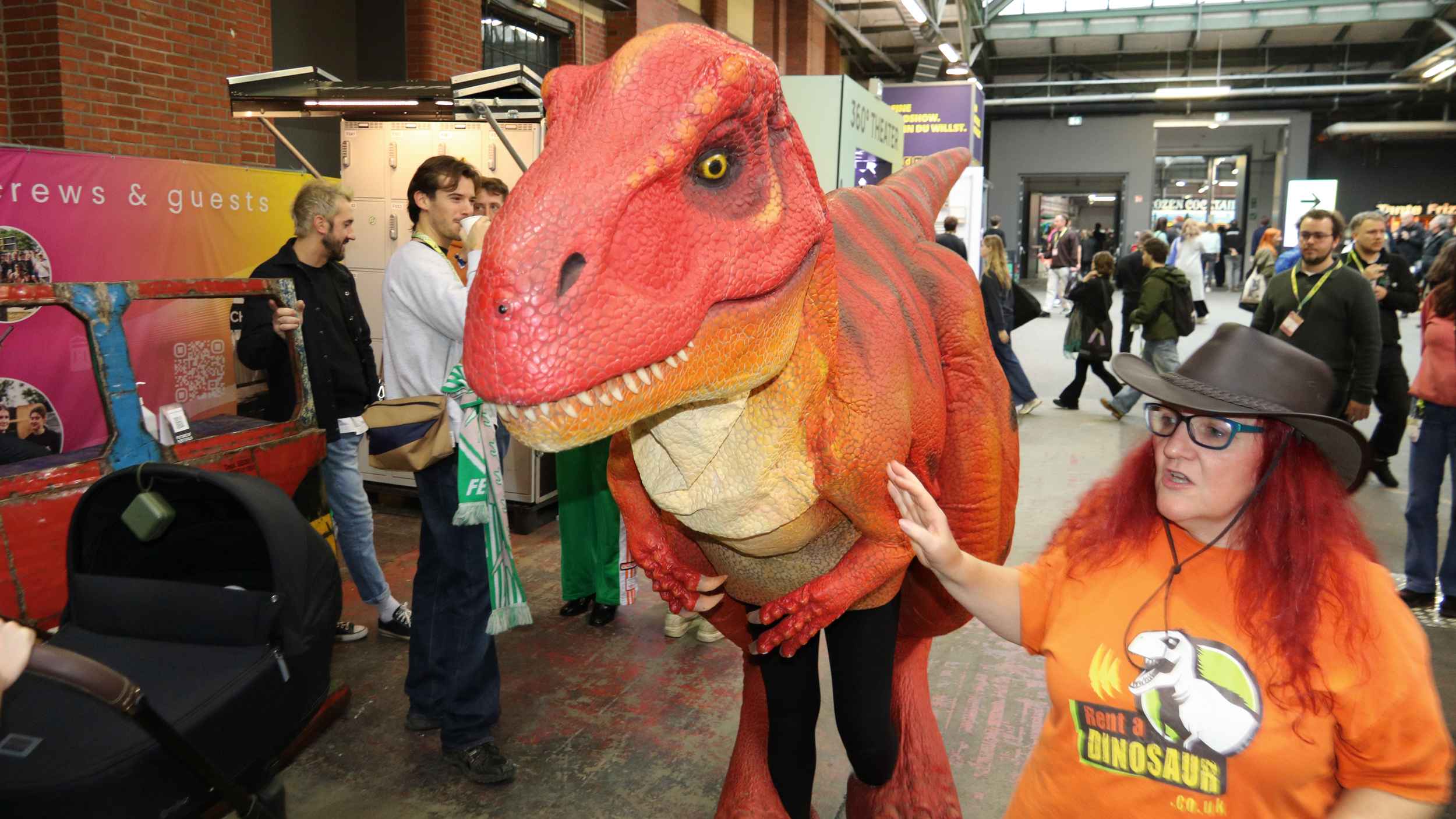 Auf Freigang: ein für Festivals buchbarer Dinosaurier von Rent A Dinosaur bei der Messe Future of Festivals in Berlin.