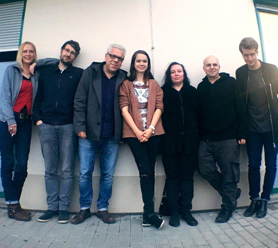 Bei der Vertragsunterzeichnung (von links): Stephani Meetz (Head Of Promotion PIAS), Mario Cetti (Geschäftsführer Kumpels & Friends), Stefan Strüver (General Director PIAS Germany), Lilly ...