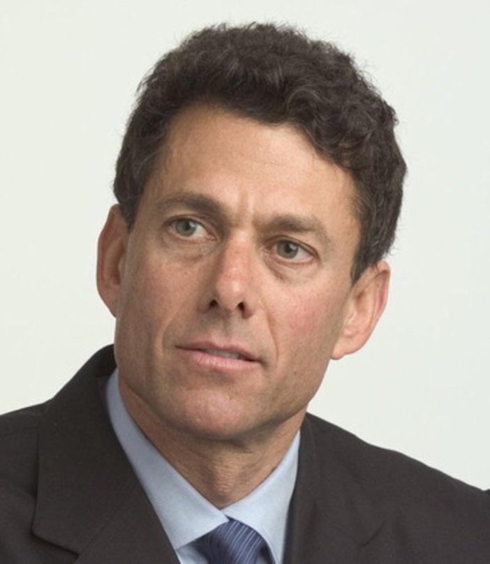 Bietet mit: Strauss Zelnick