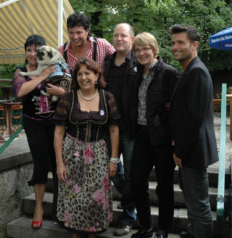 Präsentierten "Scharfe Möpse" (v.l.n.r.): Uschi Ackermann, Mops Sir Henry, Janis Nikos, Gabriele Grimminger (Gagri Musikverlag), Robert Larasser (Geschäftsführer RL Promotion), Anwältin Dr...