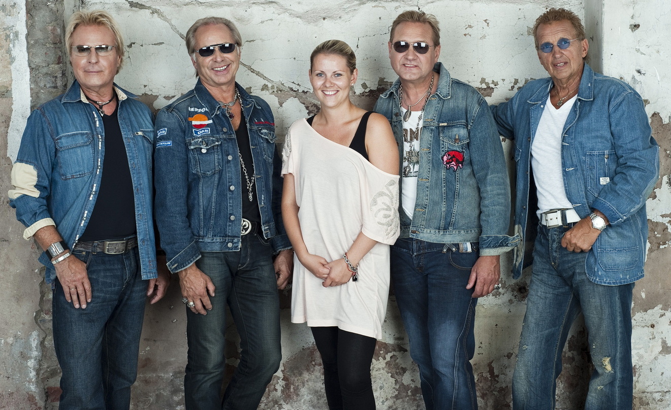 Blicken gemeinsam auf 50 Jahre Bandgeschichte zurück: The Rattles mit Maria Buschuew von Edel:Records (Fotos: Alexander Mertsch)