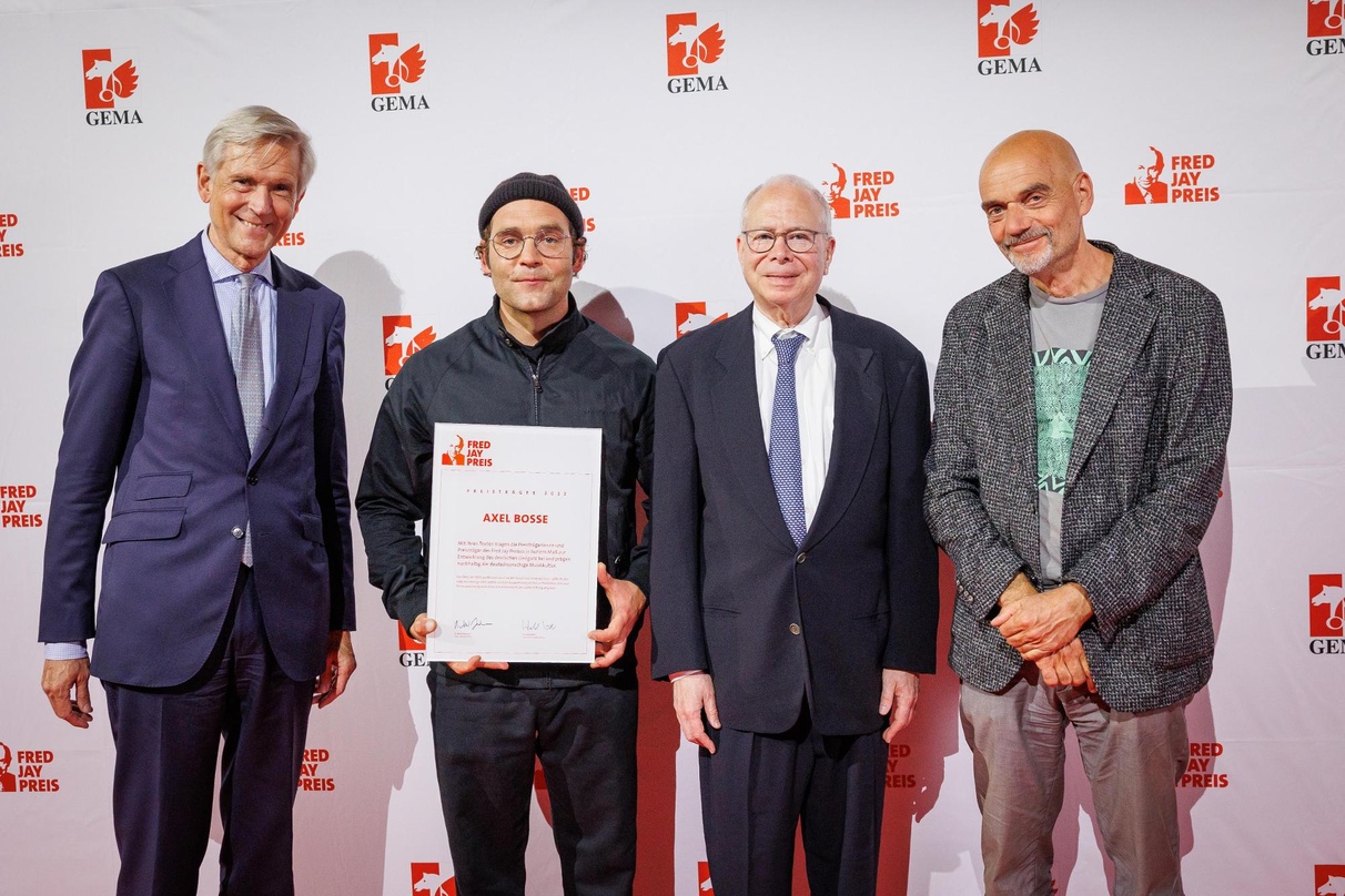 Gruppenbild mit Fred Jay Preis (von links): GEMA-Chef Harald Heker. Preisträger Axel Bosse, Preisstifter Michael J. Jacobson und der GEMA-Aufsichtsratsvorsitzende Ralf Weigand