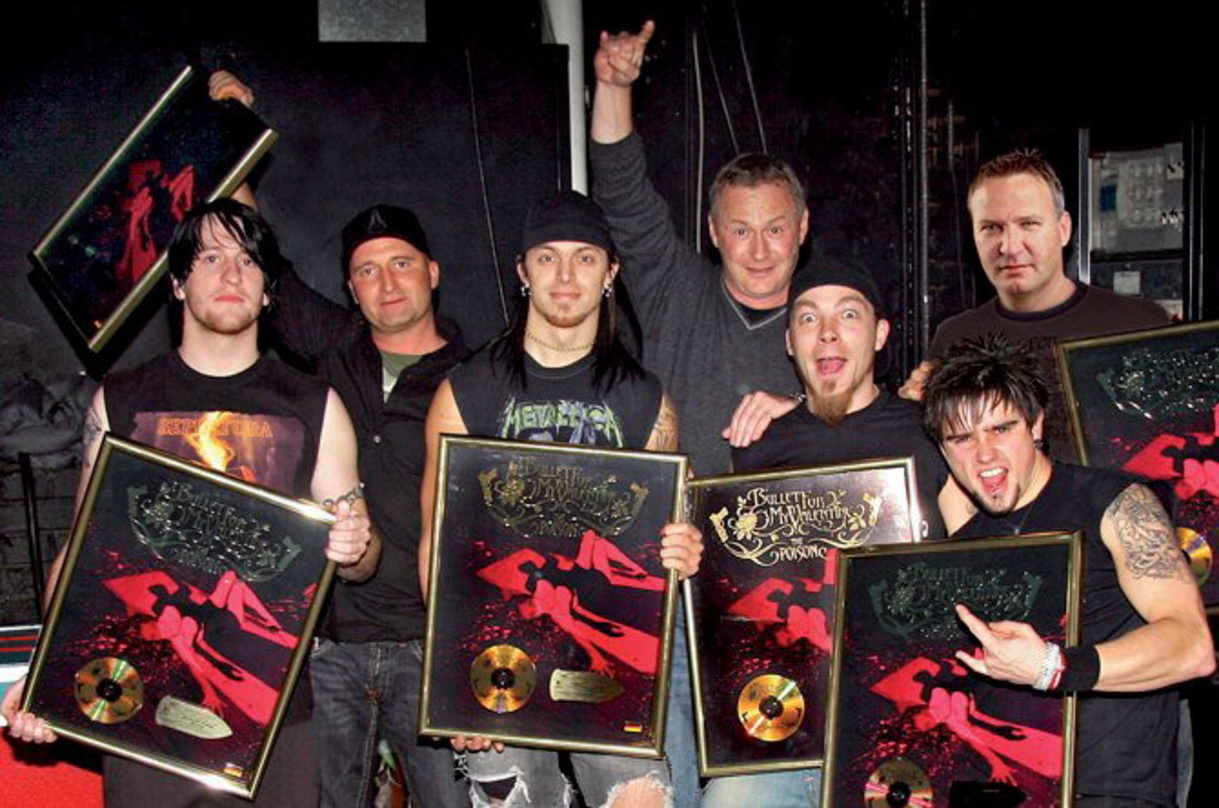 Ein Bild aus erfolgreichen Gun-Tagen: Wolfgang Funk (M.) und Arno Hartfiel (hinten, r.) zeichneten Bullet For My Valentine 2006 mit Gold aus