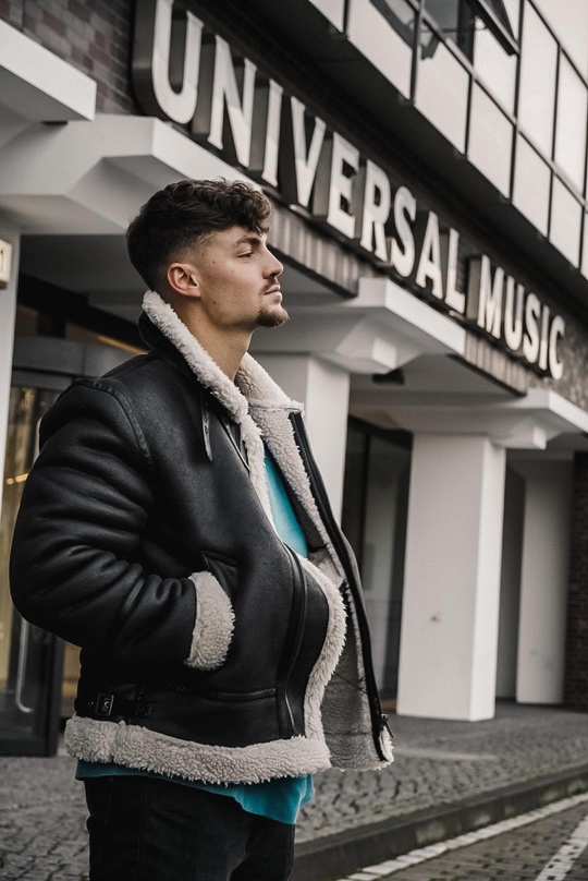 Vor dem Gebäude von Universal Music in Berlin: Karsten Walter