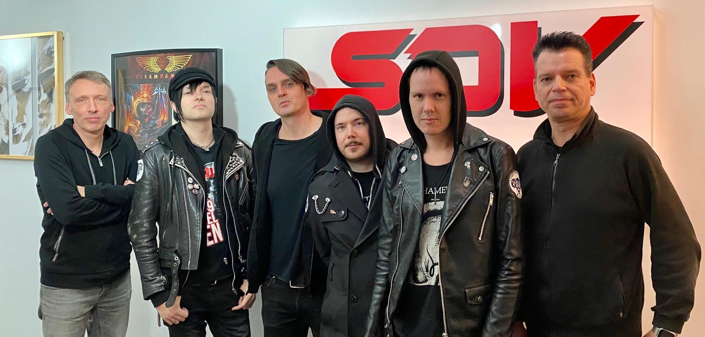 Machten die neue Zusammenarbeit perfekt (von links): Frank Uhle (Geschäftsführer SPV), Hugo Zombie, Alex Svenson, Mattias Ruejas Jonson, Jonas Fransson (alle Then Comes Silence) und Gero H...