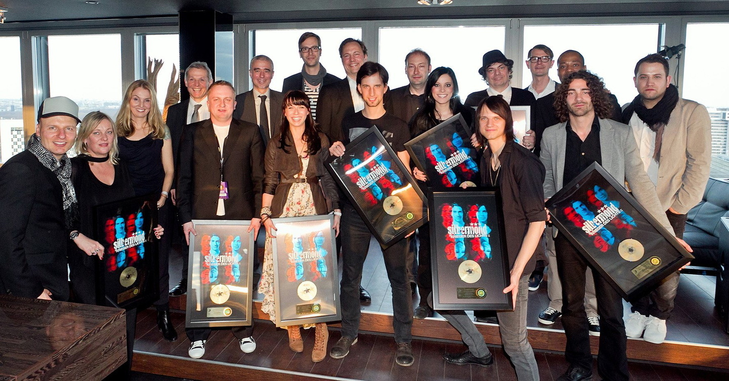 Zelebrierten Vertragsverlängerung und Single-Gold: Silbermond, das Sony-Music-Team und Partner||Zelebrierten Vertragsverlängerung und Single-Gold: (vorn, v.l.n.r.) Joachim Braun (Senior A&...