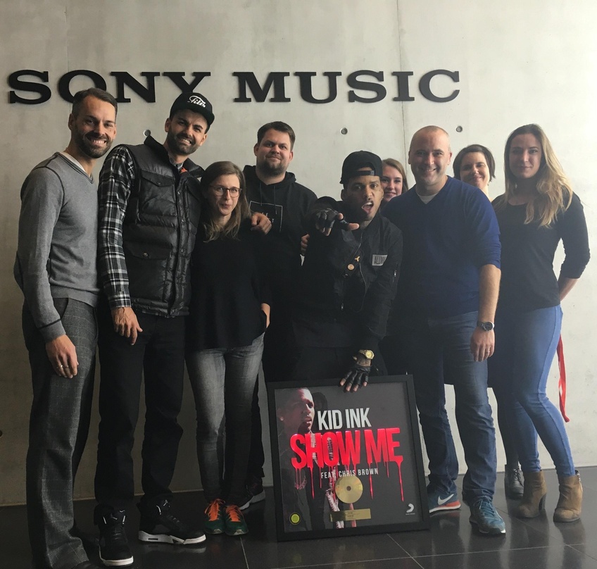 Feierten Gold in München (von links): Florian Ziesmer (Director Promotion International Sony Music International). Kris Lesic (Senior Product Manager Sony Music International), Sanela Janj...