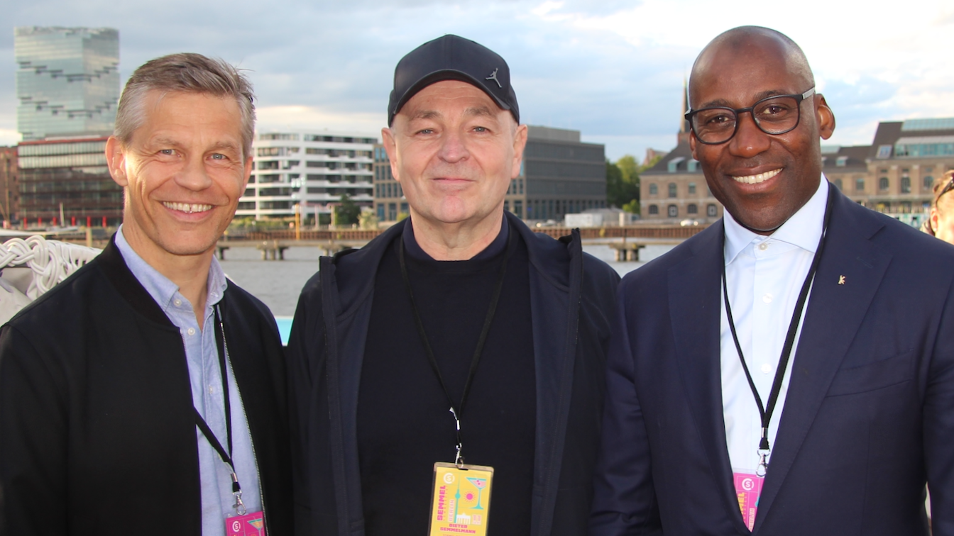 Stellten sich auch 2024 wieder für ein MusikWoche-Foto zusammen (von links): Frank Briegmann (Universal Music). Dieter Semmelmann (Semmel Concerts) und Berlins Kultursenator Joe Chialo