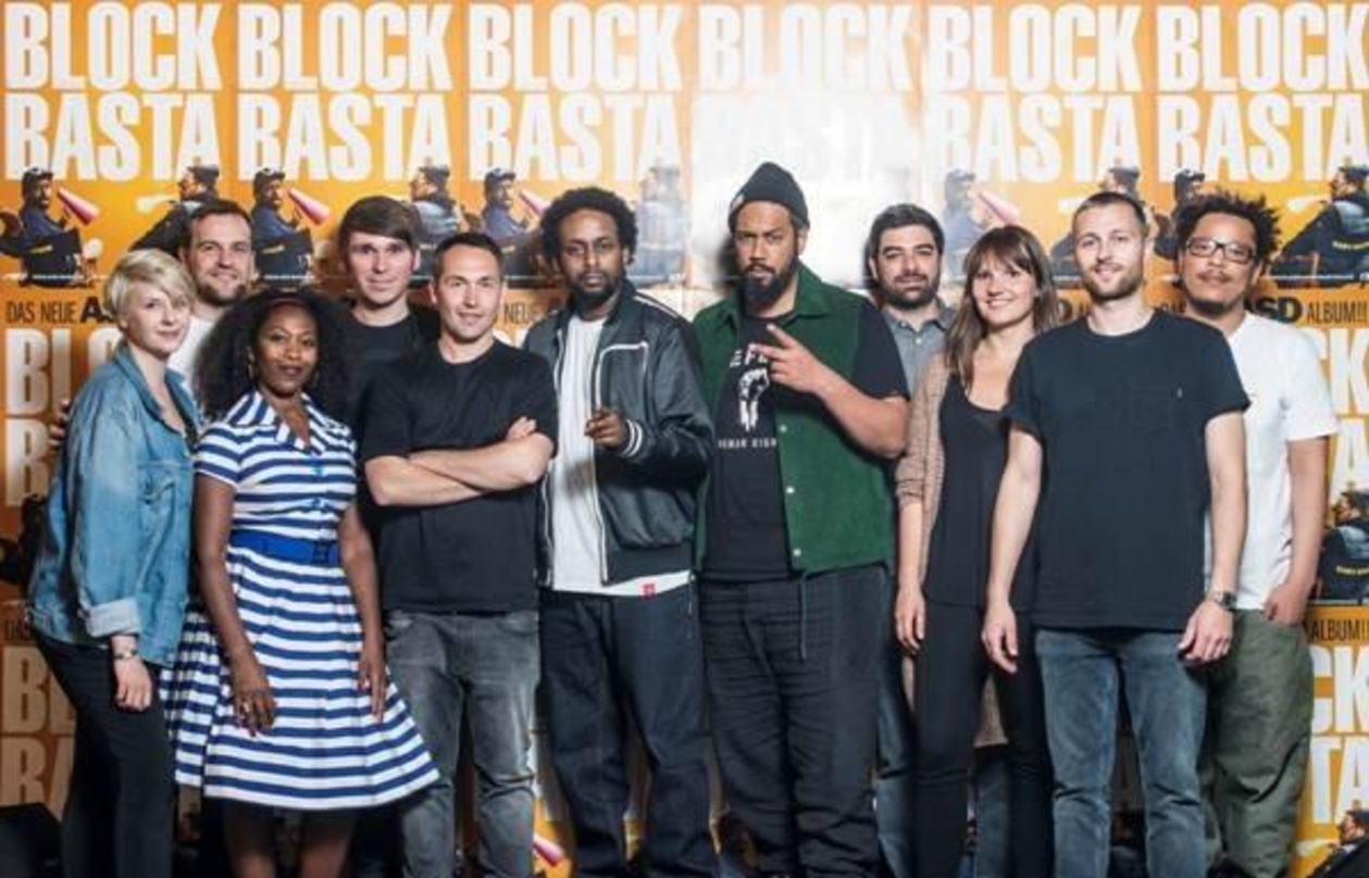 Neue Partner: Afrob und Samy Deluxe (Mitte) mit ihrem Team von Four Music