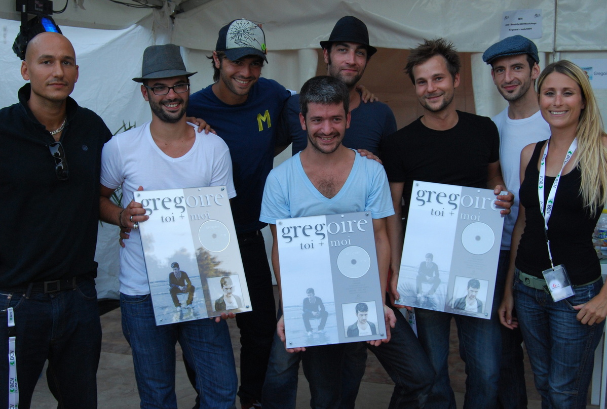 Zur Edelmetallverleihung trafen sich (v.l.n.r.): Lukas Wyniger, Product Manager Warner Music, Laurent Guillet, Cyril Taieb, Grégoire, Jean-François Pringent, Julian Guy, Olivier Quesada-To...